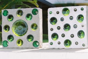 Figura 1- Os vitrais de garrafa produzidos no Atelier Verde Garrafa - entre 2002 e 2004. Foto Zuleika de Souza