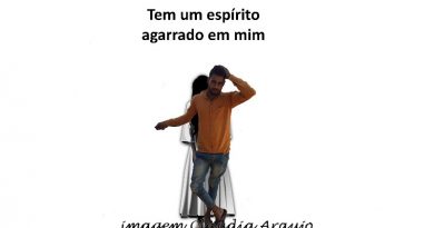Tem um espírito agarrado em mim